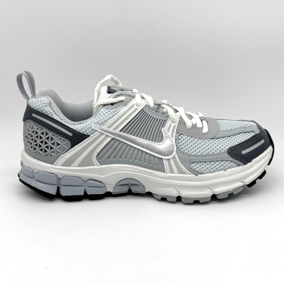 Nike Vomero 5 Platinum Metallic Shoes Sz 4Y / 5.5 W Gray White New HF6998-002 - Picture 1 of 11